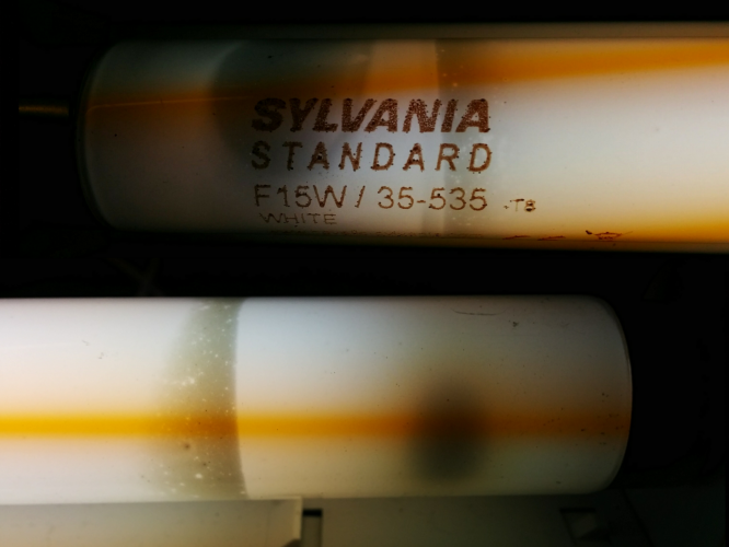 Banded Sylvania 15w
I like it when they go like this.
