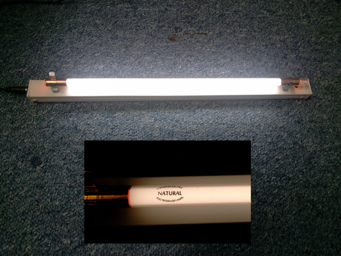 Made a fitting for my EEFL lamps
Sporting a true modern natural phosphored tube!
