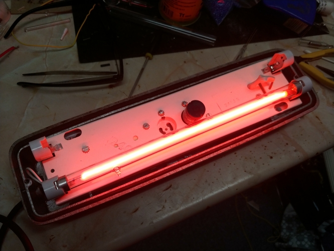 Neon filled 8w tube!
Very difficult to start on switchstart but works fine on hf. Extremely bright this
