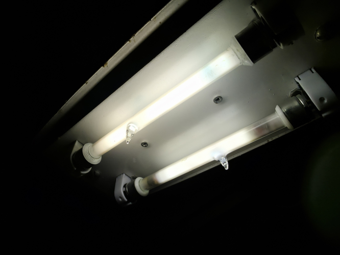 Homemade 4w T3 tubes on test
The furthest blackened one has too low argon pressure because the pressure gauge failed during the making of it, the bearest one is correctly filled at 8mbar of argon with veryically orientated 36w t8 cathodes. Both tubes are natural colour. Lets see how long they last
