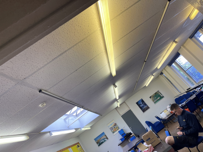 8’ Thorns all working all original
Fucking these old thorn 8’ were good this classroom of 9 all still original fittings no spot replacements by idiots all working sadly this whole school is being refurbished  
