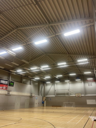 Sports hall lamp up.
Relamped this sports hall although my phone doesn’t pick up just how many fittings were out and how dim it was before I serviced the lights - all new emergency batteries and Philips 80W T5 / 830 tubes got it looking good! I was amazed I only used one HF ballast to get this 100% lit.
