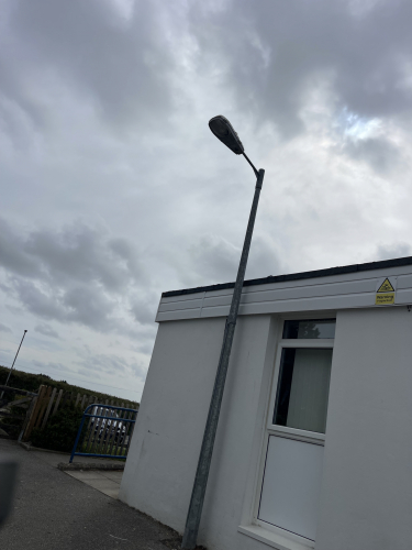 School urbis ZX1
This lamp post had obviously been fitted by SSE, complete Cornwall Council spec. Some retard has then come along and fitted a piece of shit corncob lamp. This was not even on my list of work to do today but I could not continue working at this school walking past this every time I come in. Philips electronic ballast reconnected, GE Lucalox 70 W XO lamp installed. Back to how it should be. 
