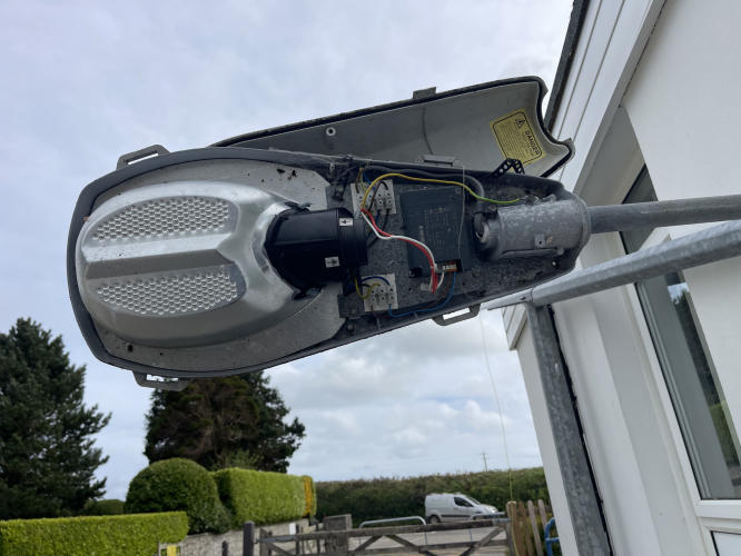 School urbis ZX1
Philips electronic ballast was left in situ disconnected shown reconnected in this picture
