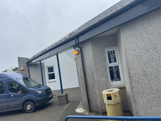 Thorlux bulkheads 1987
Serviced and repaired theses today these were a mixture of 50 W and 70 W son. I initially came a couple of months ago and got some working but didn’t have enough 50 W Lamps. At least these are safe going into the future now.
