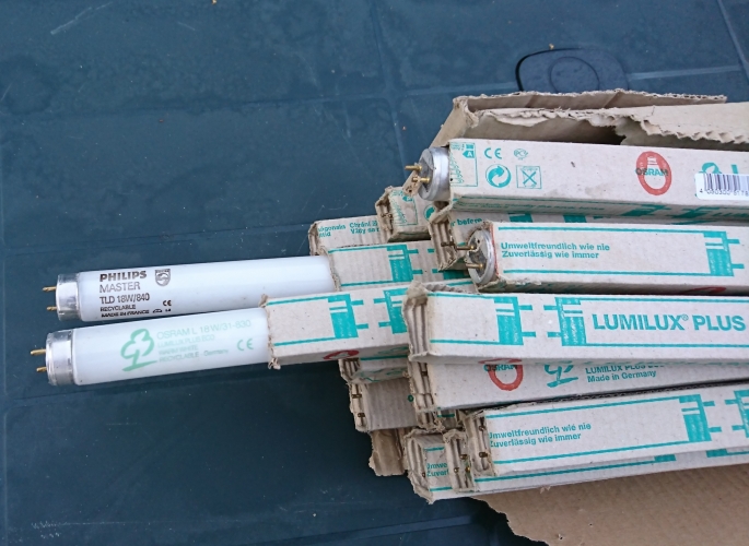 Tip find. Unused 2ft 18w Osram 830 Lumilux and Philips TLD 840 tubes
This was today's tip find, a mixed box of unused 25 2ft, 18w French Philips 840 TLD tubes (in Osram sleeves for some reason) and German Osram Lumilux 830 warm white tubes. Nothing particularly special but still nice to have, they were on top of the tube bin as if someone had left them there thinking that someone else may want them!
