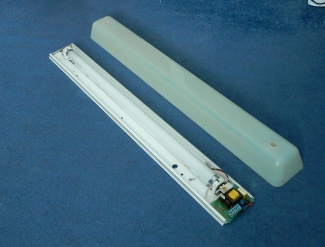 Invertec 2ft 18w Bus fluorescent
Here is another Invertec fluorescent light as used on Buses. This one is 24v. Unlike many caravan fluorescent fittings, these do drive the tubes at full brightness and pre-heat the cathodes and don't kill the lamps. There are 12v Invertec fluorescent fittings, these are the ones to go for over Labcraft if looking to install low voltage fluorescent lighting.
