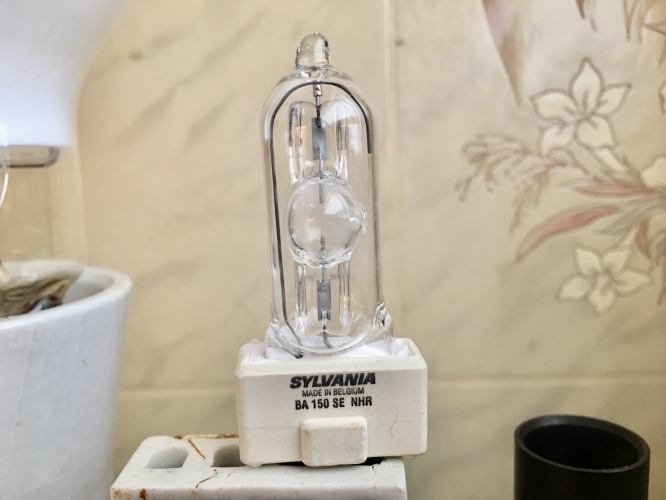 Sylvania studio lamp
Sylvaniaâ€™s studio halide, 150watt with a tiny arc gap!, thanks to James for this little beauty!
