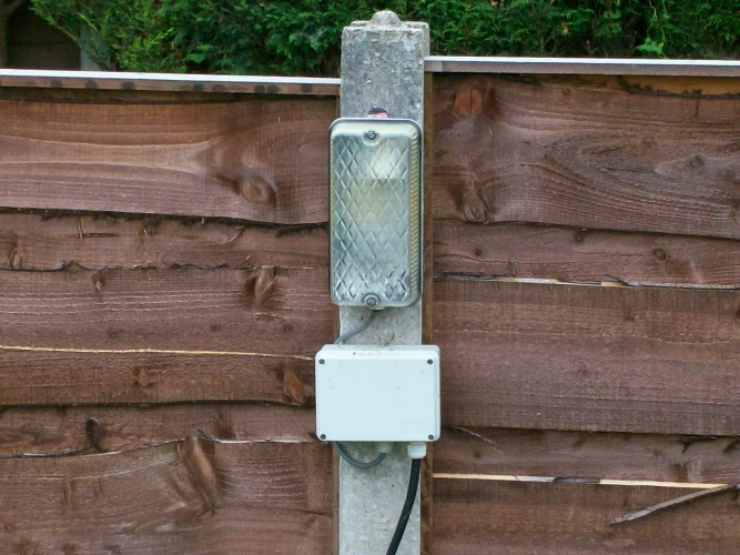 Garden SON No2
This is my other 50watt SON, (a GE Lukalox), mounted on the other fence, this also is having a coach lantern mod in the morning.
