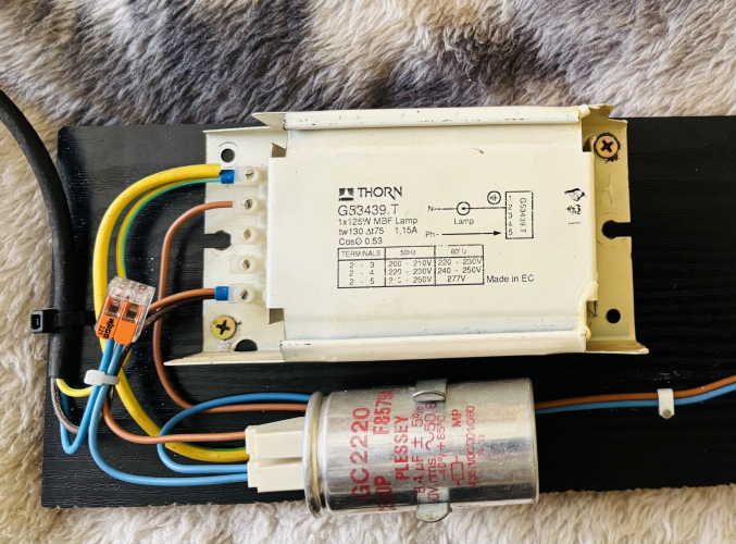 THORN G53439.T
Dug out my trusty Thorn ballast again, from the ATLAS quality era!, I’m using a slightly higher micro farad PFC on of 8.4 instead of 6, but it’s giving me a power factor of .89!
