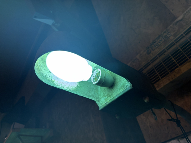 ISKRA mercury lamp
A brand new Mercury lamp from the Ukraine, made by a company called ISKRA running in the slipper.
