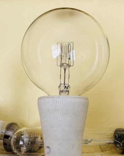 BTH MAZDA CLASS B1 PROJECTOR LAMP
Big thanks to Alex for this fine example of tungsten history, it’s a class B1 projector lamp that pre-dates halogen so it has the distinct evidence of tungsten evaporation on the crown of the lamp!

