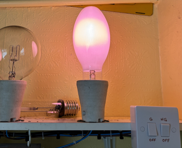 Naviflux 250
Big thank you to Olav for this NARVA merc!, it’s start up is a nice deep pink, and very flarey as all new mercury lamps are! 
