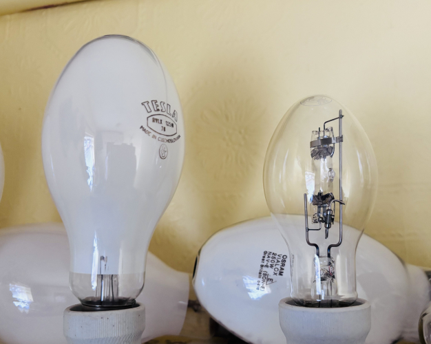 Duel 125/50 MV
Two more beautiful mercury lamps curtesy of Olaf and Andy, a Tesla and an EYE, two of which I’ve never owned before!

