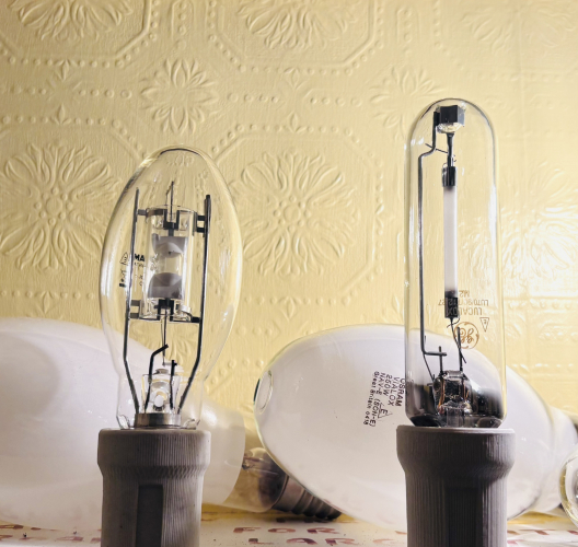 Duel MBI/SON Rhyl Sun Centre rig!
Using two of my lamps that have about 3 hours run on both!, my OSRAM Mexico HQI clear and my GE Lucalox 70, it was set to recreate that wonderful interior colour of the Sun Centre.
