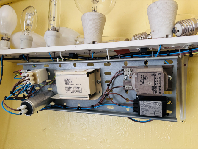 Duel MBI/SON Rhyl Sun Centre rig!
Yesterday I built gear tray number 7! A twin 70 watt SON rig, I’ve wanted to do this for a while now, so I can recreate one of my childhood memories!, the SON/MBI floods in Ryhl’s iconic Sun Centre!, (although the originals were 250 watts twins).
