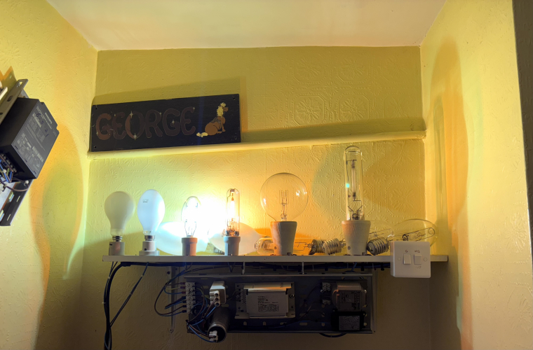 Duel MBI/SON Rhyl Sun Centre rig!
Perfectly recreating the floods in the Sun Centre!, I just need some palm trees and a pool now!
These are definitely the best two types of discharge lamps to mix together!, I’m also getting that twin colour shadow on the walls now, this used to look amazing in the Sun Centre, reflected off the pool!
