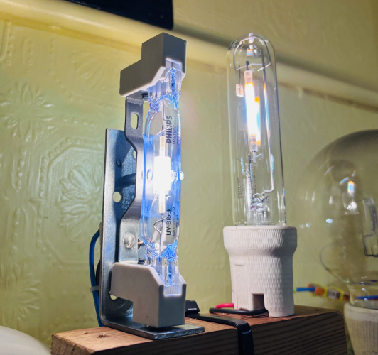 CDM/PIA duo
So I had two of these CDM-TDs, but sure enough one of them was gassed, as the tiny stem on one end of the tube was snapped!, something I’m pretty p****d about as these were both brand new lamps!
Anywho, I’ve now got a duel SON/MBI set up now but using a 50 watt SON, as the 70s slightly overpower the halides.
