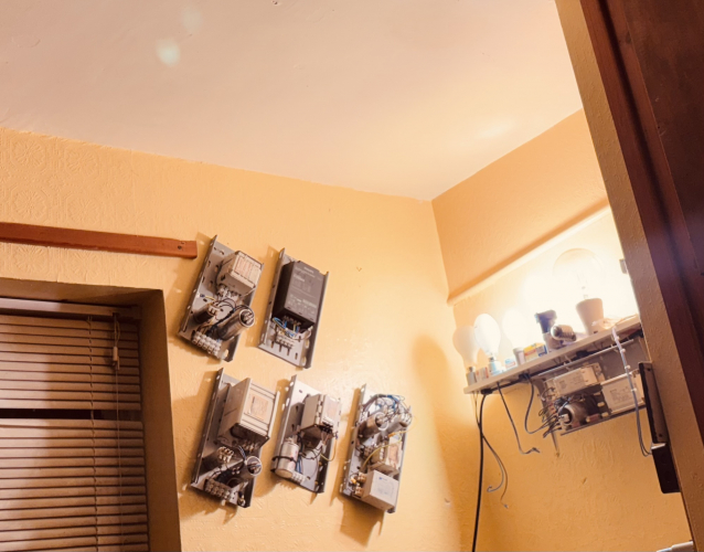 MBF/Relumina duo
These are a nice mix, combining an 85 watt Relumina halide with a 50 watt merc!, I tried this with an 80 merc and a 50 Relumina, but the 80 watt merc was a bit overpowering with the white, so switching to the Reluminas bigger sister, and down grading the MBF gives a better balance with more warmth and a little touch of that MBF white to complement it.
