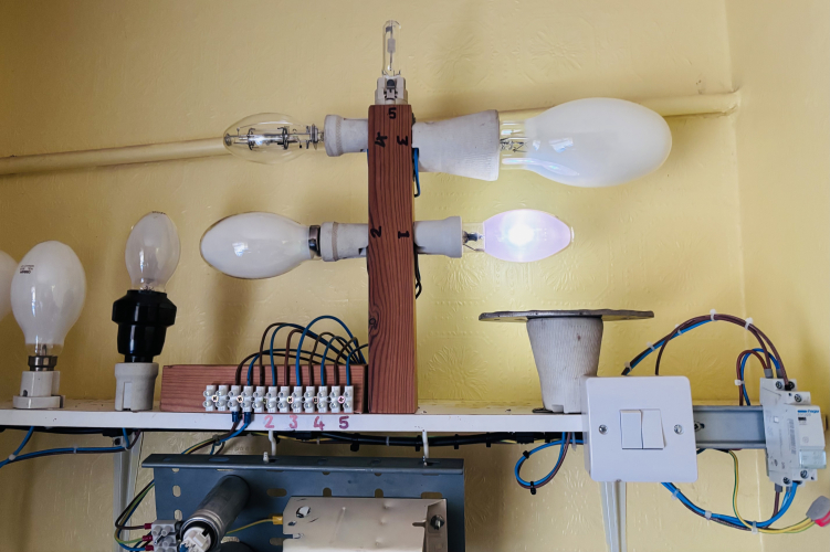 Osram HQI-E 100 watt
The start is similar to they’re 70 watts counterparts, but the 100s have a higher natural electrode glow!
