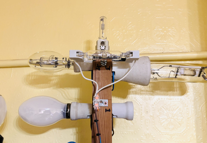 New rig addition 
With the 150 TD holder being on it’s own separate plate, I’ve decided to add the 70 to the post, unfortunately now it’s in the correct position, I can no longer accommodate its jar! So have to bombard myself with a little UVB/C when running the BLV as seen here! All my other TDs have UV block, so don’t present an issue! 
