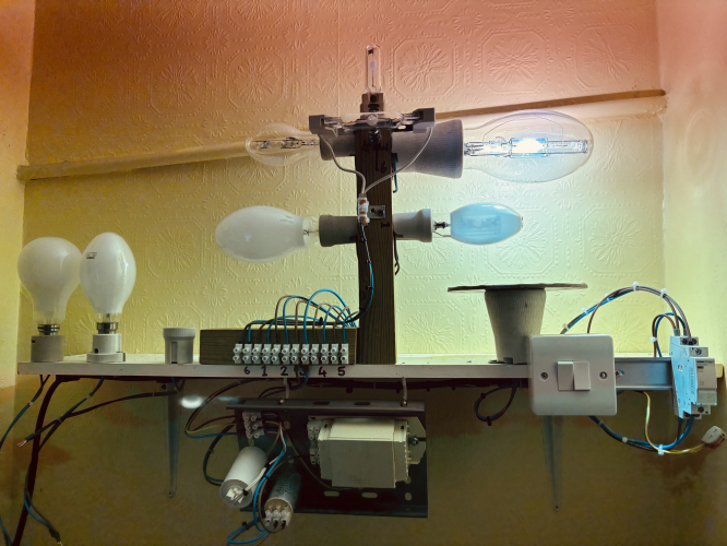(Dead), ballast now running perfectly!
So this is now the supposedly dead VS ballast now working perfectly after a simple ‘block rotation’! But as it’s VS it naturally runs hot! Which is why I was interested for Mark to thermally measure one just to see how hot they run? Incidentally it’s running a clear, elliptical halide lamp, and there’s something about elliptical clear lamps that look so much better than they’re tubular counterparts don’t you think? 

