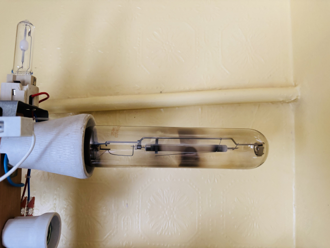 GE Lucalox 250 HO
This lamp was pulled out of a flood at our paint shop in September 2016, I was bringing this to the meet for Dan a few years ago but misplaced it, I found it a while ago, buried within the cook books in the kitchen!, no idea how I came to put it there but I decided to see if I could get it to run after my last attempt running it on the DINO failed miserably! 
