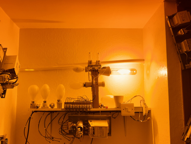 GE Lucalox 250 HO
I was surprised how fast this actually ran up!, and after a few minutes it wasn't half running red!, it's been on about an hour now and has settled down despite having an arc voltage of 186 @ 1.6A! Even more unusual, it's noticeably dipping in and out of full output but hasn't yet shown any sign of cycling? A credit to GEs build quality! 

