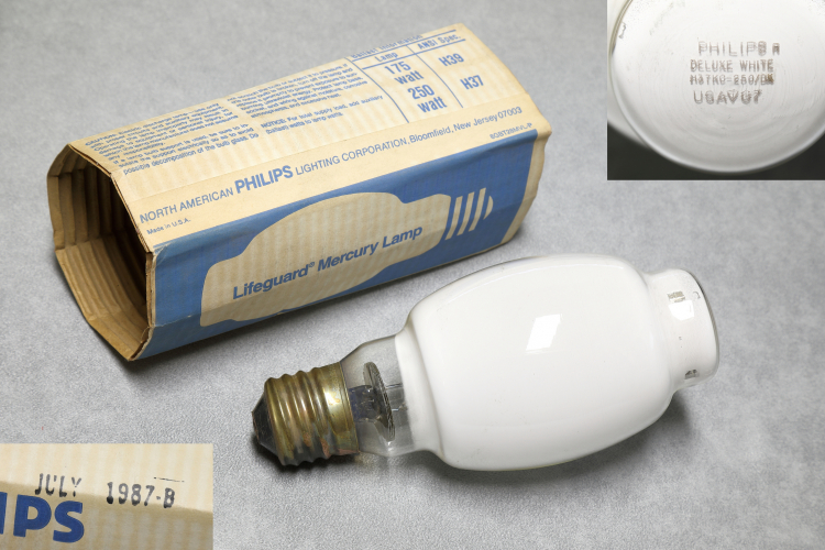 250w Philips Lifeguard DX
One nice old Philips Lifeguard mercury vapour lamp.
Another one I decided to import to my collection in the UK.
It has an interesting heat shield in the neck of the lamp, instead of a single layer of mica, it has a sandwich.

