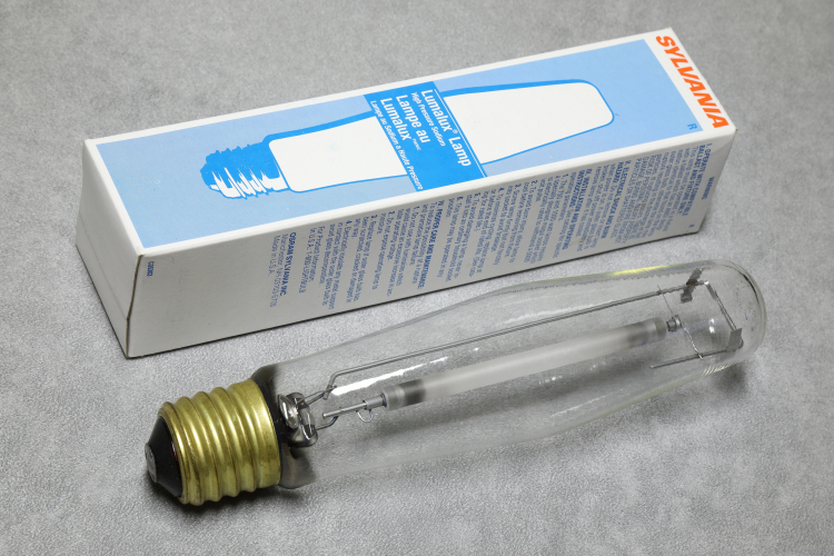 400w Sylvania Lumalux
1 x 400w Sylvania Lumalux high-pressure sodium lamp.

I've been after getting some US SON lamps for a while to be honest. It's nice to have one in the collection at last.
