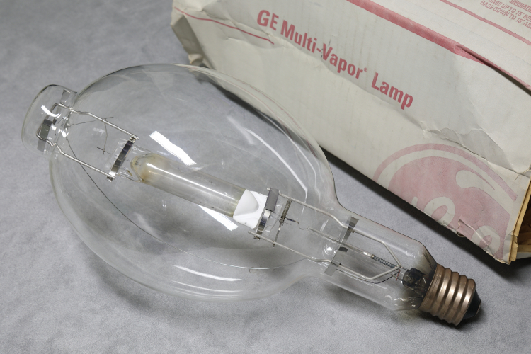 1500w GE Multi-Vapor MVR/HBD
1 x General Electric large wattage quartz metal halide lamp.

Interesting to see one of these big US lamps show up on UK eBay.

161,000lm
3600k
3000h
