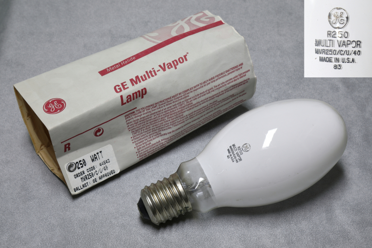 250w GE Multi-Vapor MVR250
1 x 250w General Electric multi-vapor coated elliptical quartz metal halide lamp.
US made lamp for export market with E40 cap.

10,000h
19,970lm
3900k  70% CRI
