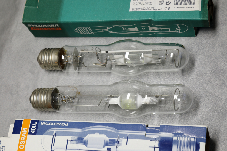 Battle of the Bulge
Was looking through some of the collection of halides in the collection and I decided to compare these two tubular metal halide lamps which feature bulged outer jackets: a Sylvania MetalArc HSI-THX and an Osram PowerStar HQI-BT 400W/D.
This was done as the outers sometimes overheated and was sucked in by the vacuum.

You can't really compare them as they are designed for different control gear but it is interesting to see the differences in contruction.
At least I thought so anyway lol.
