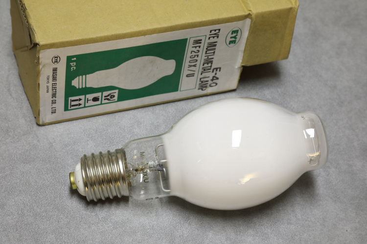 Iwasaki EYE Multi-Metal M250X/U
1 x Iwasaki EYE metal halide lamp.
I do quite like these.

15,000h
20,000lm
3800k
CRI 70
