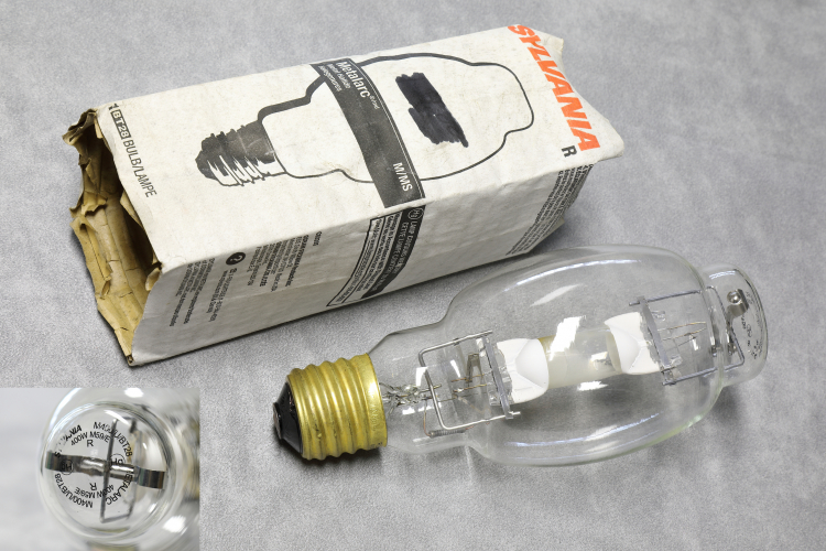 Sylvania 400w Metalarc BT28
1x nice US 400w metal halide lamp. Quite compact for it's wattage!
Will have to get this fired up at the weekend :)

20000h V, 15000h H
36000lm V, 32000lm H
4000k
RA65
