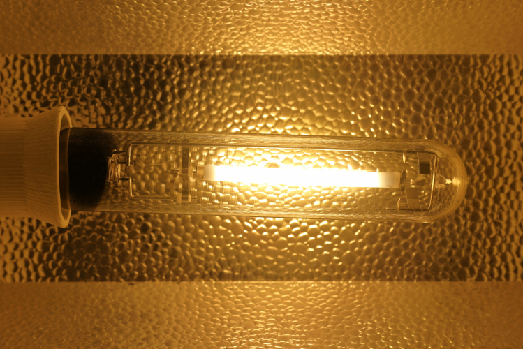 400w Poltava DNaT 400-4: Full Power
Nice old Soviet 400w SON-T lamp made by Poltava in the former Ukrainian SSR.
Interesting in that it has what appears to be a GE Lucalox style external amalgam reservoir.

The quality of the outer glass, like the other Soviet lamps I have seems pretty poor tbh, full of visible and tactile imperfections!
You can see the striations in the glass clearly here.
