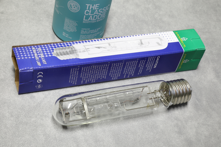 250w self-ballasted Mercury-Halogen Lamp.
1 x 250w mercury vapour lamp which is ballasted by an internal linear tungsten halogen lamp.
It's interesting as this is listed as being 220-240v. It only actually consumes 250w when you feed it 230v. At 240v it actually runs at 275w.
These are quite sloppily made lamps but are certainly interesting.
