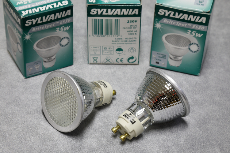 Sylvania BriteSpot ES50 35w MR16 Quartz Metal-Halide 
2 x Sylvania BriteSpot ES50 metal-halide MR16 lamps in 3000k and 38 degree beam.

These very compact lamps are very bright and have very good CRI.

Unlike the later Philips and GE halide MR16 lamps, these feature specially designed quartz arc tubes instead of ceramic but gives very similar performance.

1850lm (4000cd)
3000k CRI90
6000h

