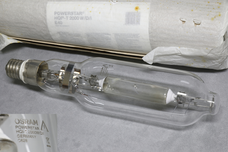 2000w Osram Powerstar HQI-T/D
1 x 2000w high wattage tubular quartz metal halide lamp in daylight colour.
Not as bright as the cool white version but still quite impressive!
Features dual auxiliary electrodes for ignitorless ignition.
It's interesting to compare the subtle differences between the two, for example the N lamp lacking the heat reflecting coating around the electrodes.

180,000lm
7450k
CRI 83%
