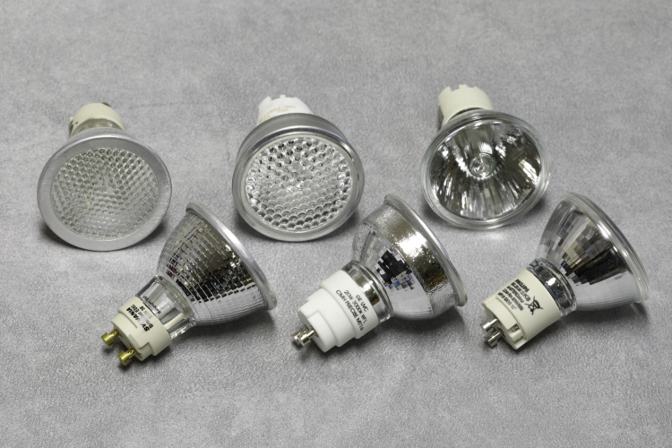 Metal Halide MR16: Sylvania, GE & Philips
Just showing a comparison between the various metal halide MR16 lamps from a few manufacturers.
The Sylvania is a quartz lamp while the GE & Philips are ceramic technology.
