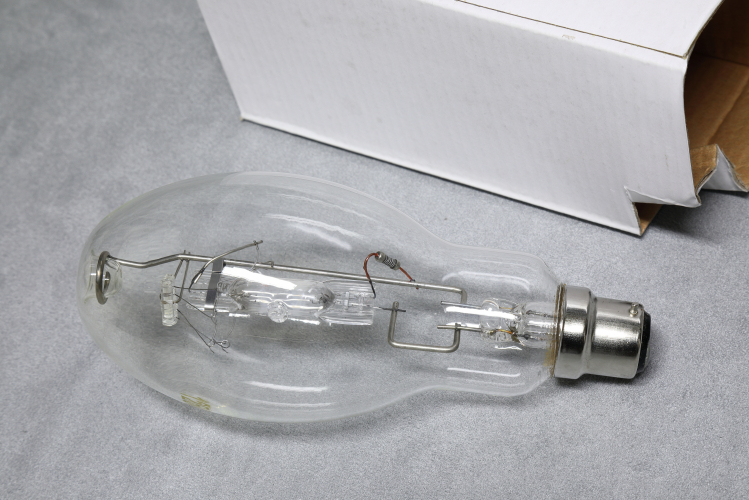 Unbranded 125w MBT/V
1 x 125w unbranded self-ballasted mercury vapour lamp.

There are no markings on the lamp or packaging apart from "125w". 

Appears to draw it's rated wattage when fed exactly 220v.
