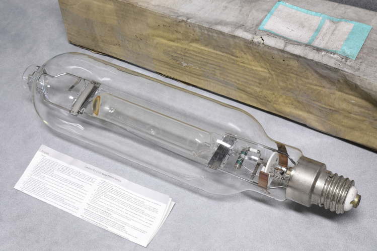 2000w Iwasaki Multi-Metal MT2000B-BH-L
1 x 2000w high voltage tubular quartz metal halide lamp c/w very "stored" packaging.
Probably the brightest lamp that I have in the collection!

220,000lm
4200k
CRI >65%
