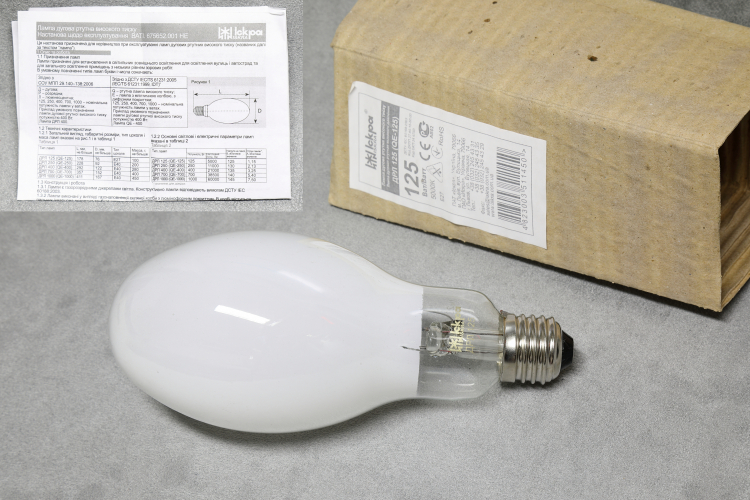 125w Iskra QE 125
1 x Ukrainian  (More likely Chinese) 125w high pressure mercury vapour lamp.

It's nice of them to include an actual datasheet with the lamp and it's interesting to note that the colour temperature is listed as 5000 instead of the usual 4000 that you would expect with most mercury-fluorescent lamps.

The reason for that odd colour temperature became apparent when I tested it... this is the WORST "mercury fluorescent" lamp that I have ever seen!!! It really is shit!

