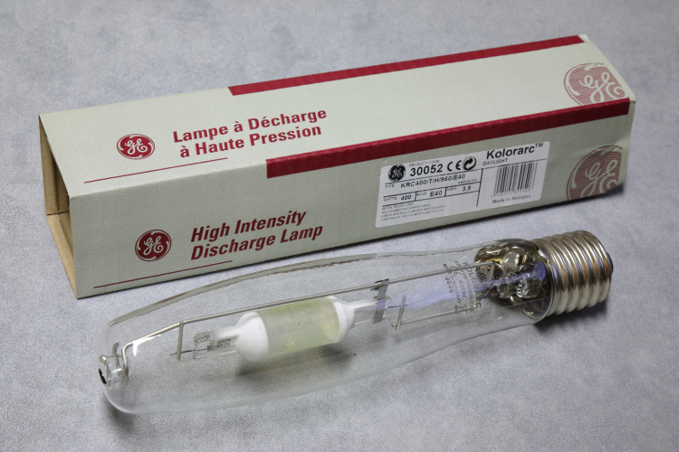 400w GE Kolorarc 960
1 x 400w GE Kolorarc high-CRI tubular quartz metal halide lamp in 6000k daylight flavour.

These are quite nice lamps with great colour.
