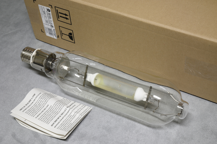 2000w GE Sportlight 960
1 x 2000w GE quartz metal halide lamp in colour 960.

Not as bright as some of the other 2kW metal halide lamps that I have but that is the trade off for the very high colour rendering index.

170,000lm
6000k
CRI 93
5000h

