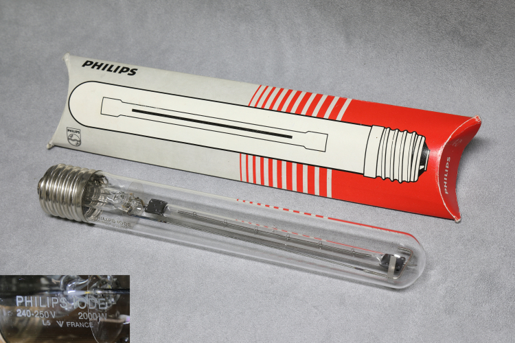 2000w Philips IODE
1 x 2kW Philips IODE double-jacketed tungsten-halogen lamp.

Quite bright and quite hot! Draws exactly 2000w at 240v.

The graphite paint on the pinch seal area is designed to raise the temperature in order to minimise attack of the lead wires and filament in that area by the halogen.

2000w 240-250v 8.3a
50,000lm 2900k 2000h
38.5 x 300mm
