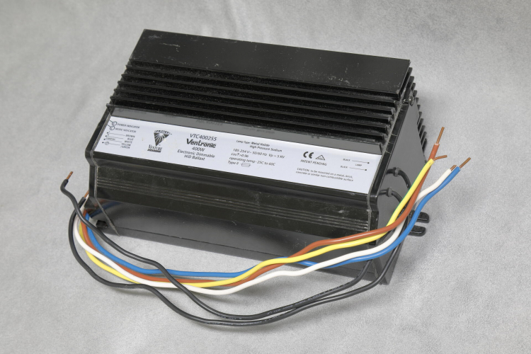 400w Venture Ventronic Electronic Dimmable HID ballast
1 x 400w Venture Ventronic electronic and dimmable ballast for 400w high pressure sodium and metal halide lamps.

Dimmed power is 50% or 200w.
The dimming conductor needs to be tied to the mains for full power operation.
Powering on with the dimming lead floating results in the lamp running up to full power as normal and then slowly dimming down to 50%.

Interestingly, all my other electronic HID ballasts for 20, 35, 70, 100 and 150w lamps run at around 150hz. This unit drives it's lamps between 114 and 120khz.
