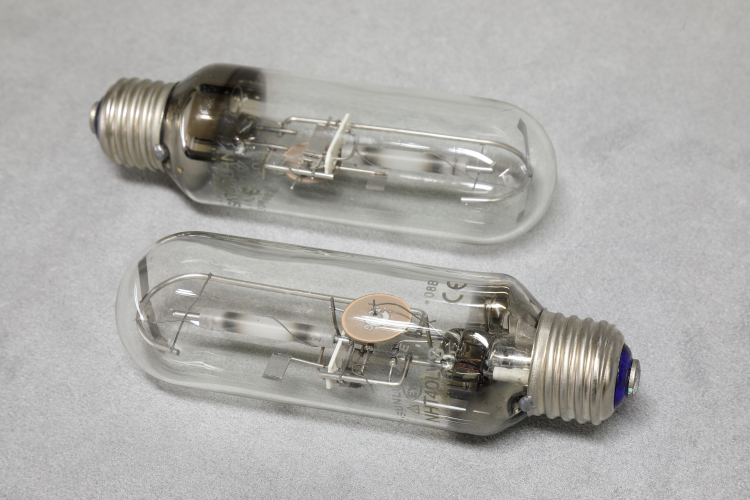 40w Iwasaki Eye Sunlux Ace
2 x Iwasaki Eye Sunlux Ace lamps intended for the domestic Japanese market and feature some quite interesting electrical specifications.
The tiny arc tube looks quite cool and the internal FEC ignitor is quite interesting indeed!
