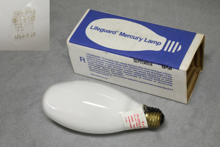 75w B21 Philips Lifeguard H43/DX
1 x 75w Philips/Westinghouse Lifeguard DX mercury vapour lamp.

I always did like the shape of these and it reminds me of a white Aubergine :)

2800lm
24,000h +
130v @ 660ma
