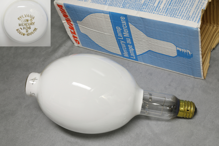 1000W Sylvania H36GW/DX
1 x 1000w Sylvania high pressure mercury vapour lamp.

I just had to get a colour corrected version to go with my clear version that I have :)

63,000lm
24,000h +
265v @ 4.3a
